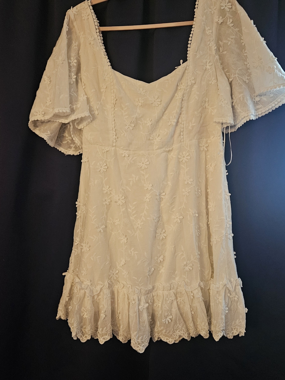 Showpo White Floral Embroidered Women’s Dress New With Tags